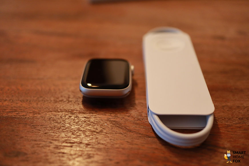 Man sieht das Ladekabel der Apple Watch SE 2.